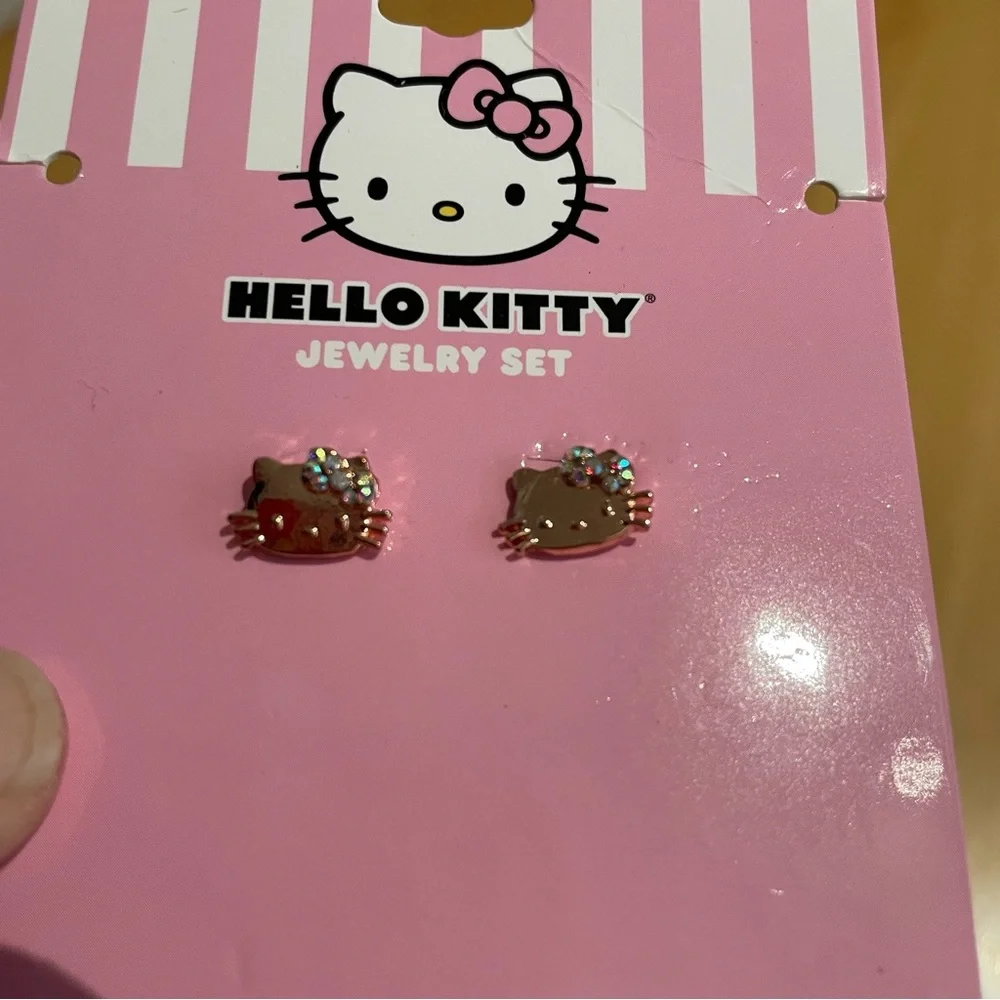 New hello kitty head studs - Picture 2 of 3